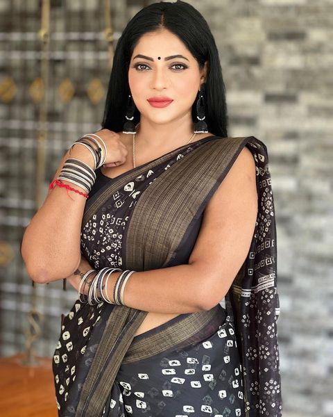 Reshma pasupuleti hot navel show in saree glamour photos went viral