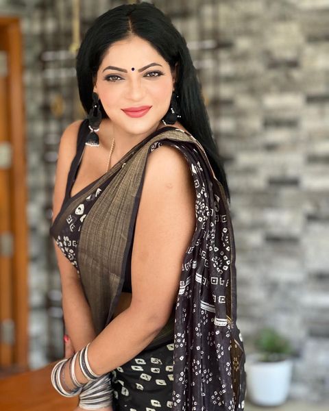 Reshma pasupuleti hot navel show in saree glamour photos went viral