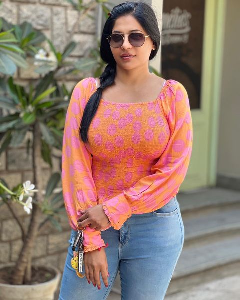 Reshma pasupuleti hot navel show in saree glamour photos went viral