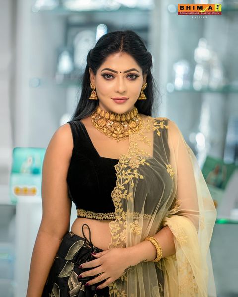 Reshma pasupuleti hot navel show in saree glamour photos went viral