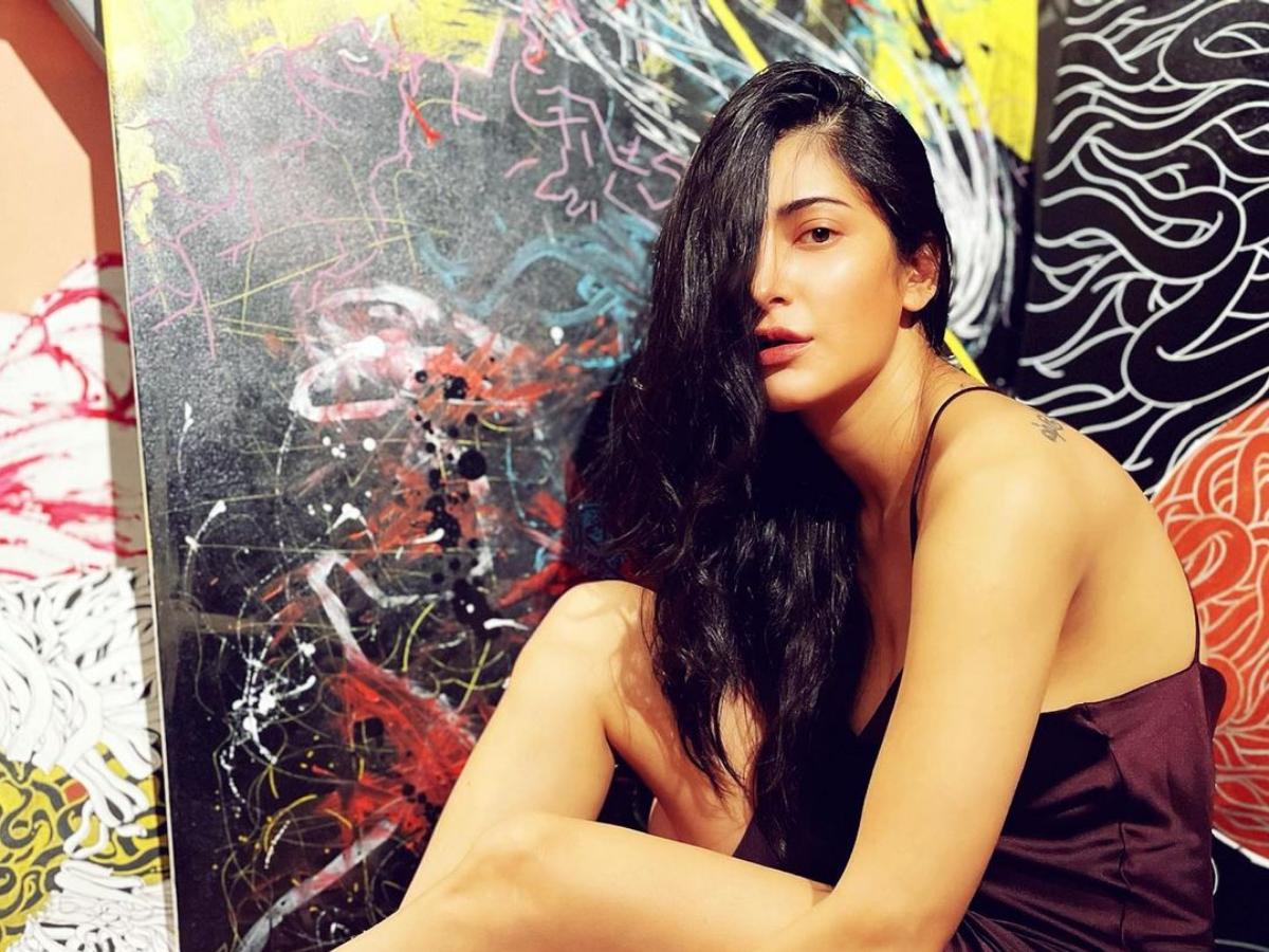 Shruthi haasan hot latest selfie photos viral