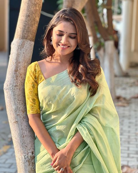 Vani bhojan hot and cute latest saree stills impresses fans getting likes