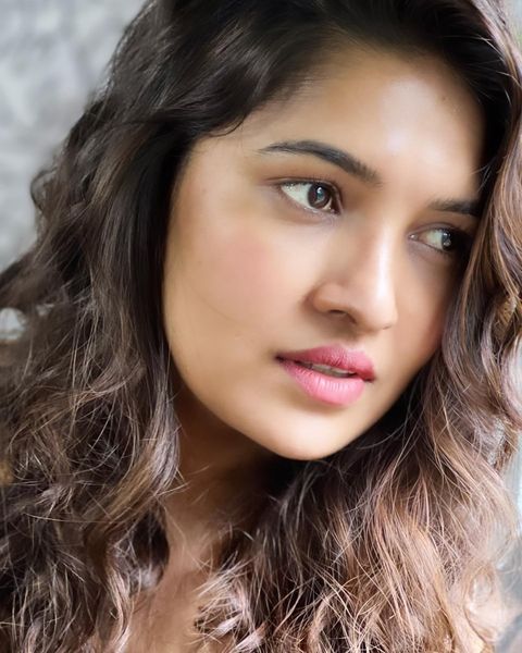 Vani bhojan hot and cute latest saree stills impresses fans getting likes