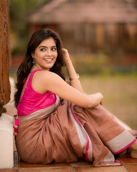 Amitha aiyer hot saree photos in sleeveless blouse and simple saree