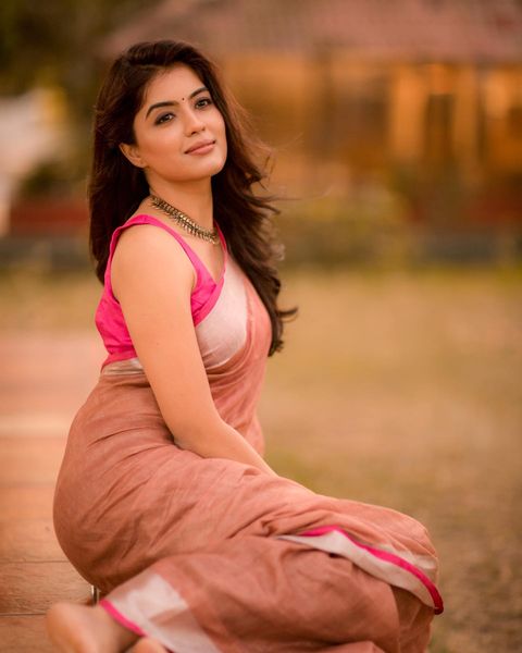 Amitha aiyer hot saree photos in sleeveless blouse and simple saree