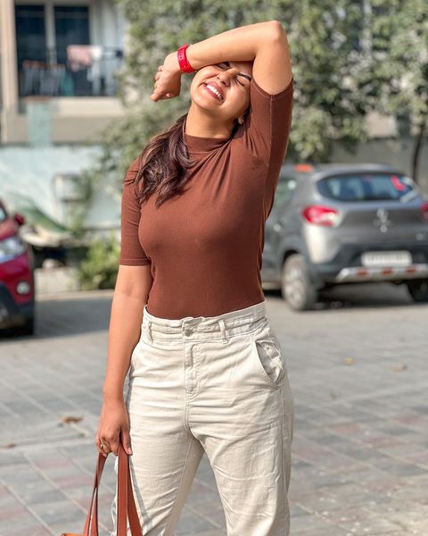 Chaitra reddy hot photos in tight tshirt showing shape and structure