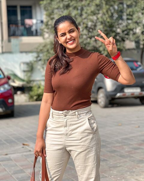 Chaitra reddy hot photos in tight tshirt showing shape and structure