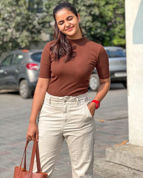 Chaitra reddy hot photos in tight tshirt showing shape and structure