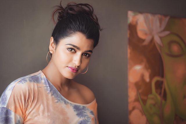 Sai dhanshika hot photos and video in single sleeveless modern tshirt