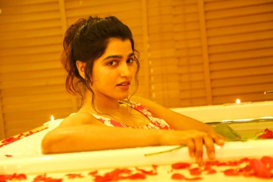 Sai dhanshika hot photos and video in single sleeveless modern tshirt