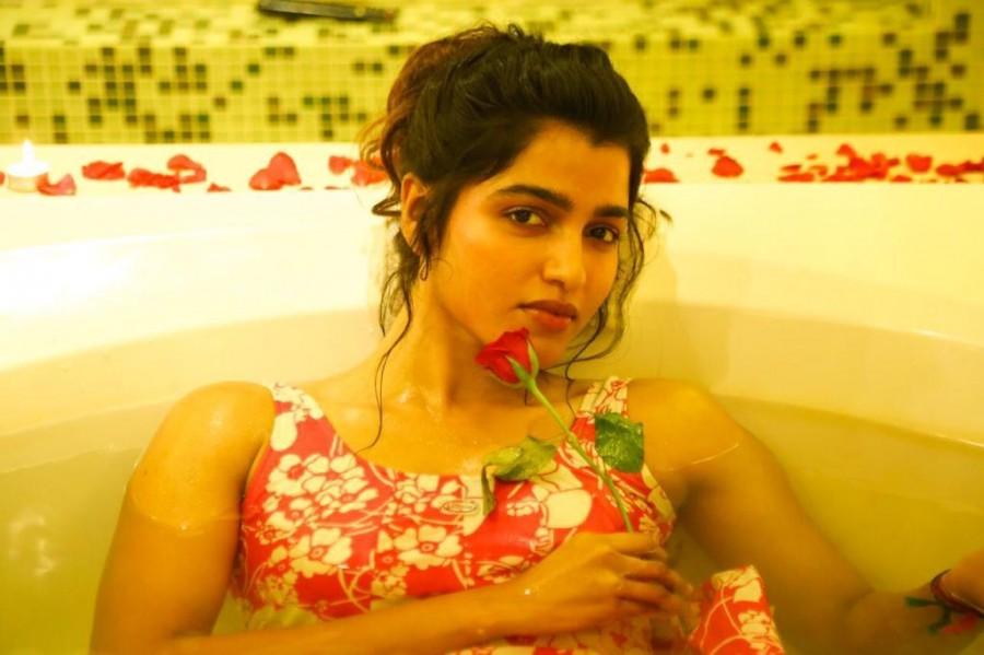 Sai dhanshika hot photos and video in single sleeveless modern tshirt