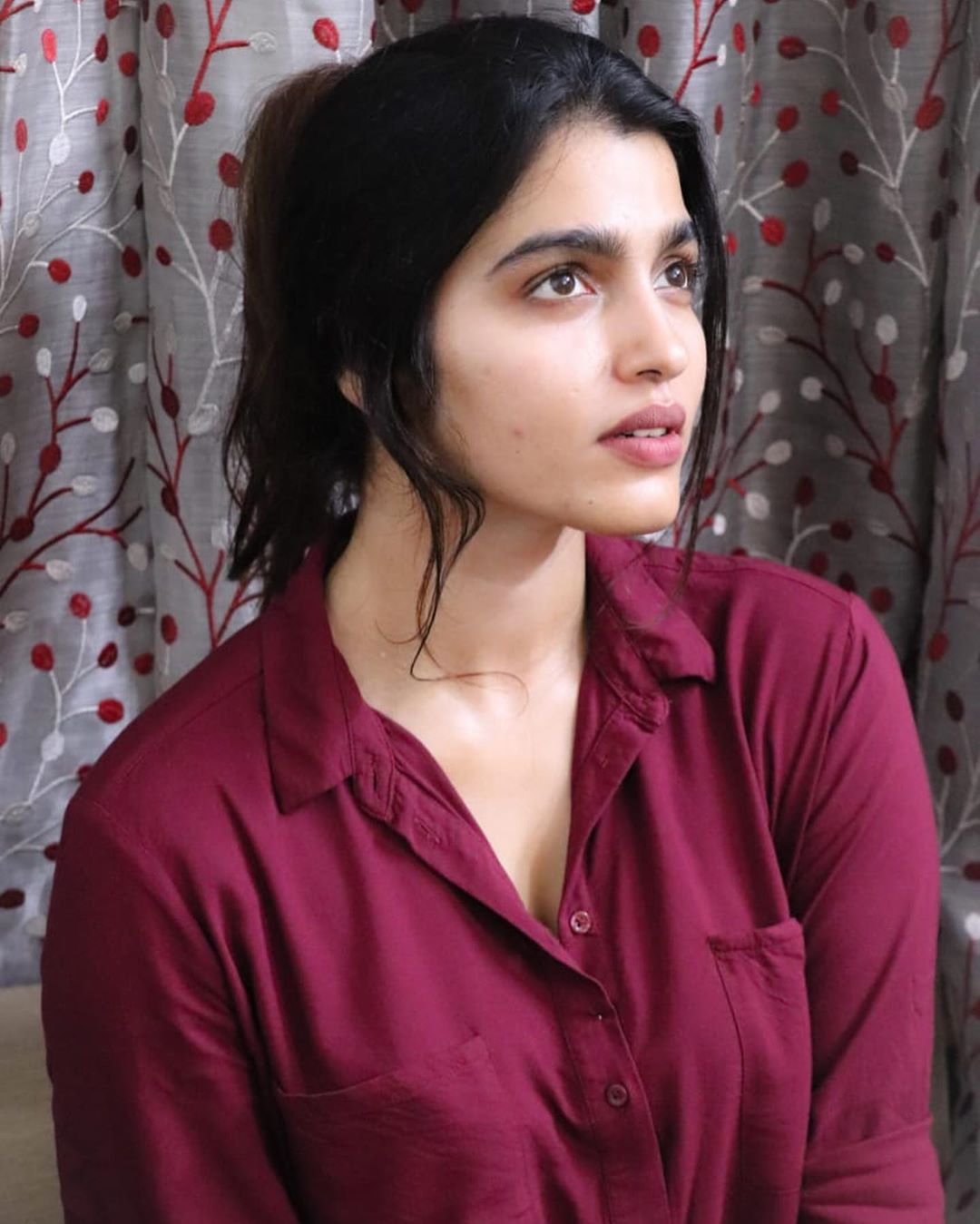 Sai dhanshika hot photos and video in single sleeveless modern tshirt