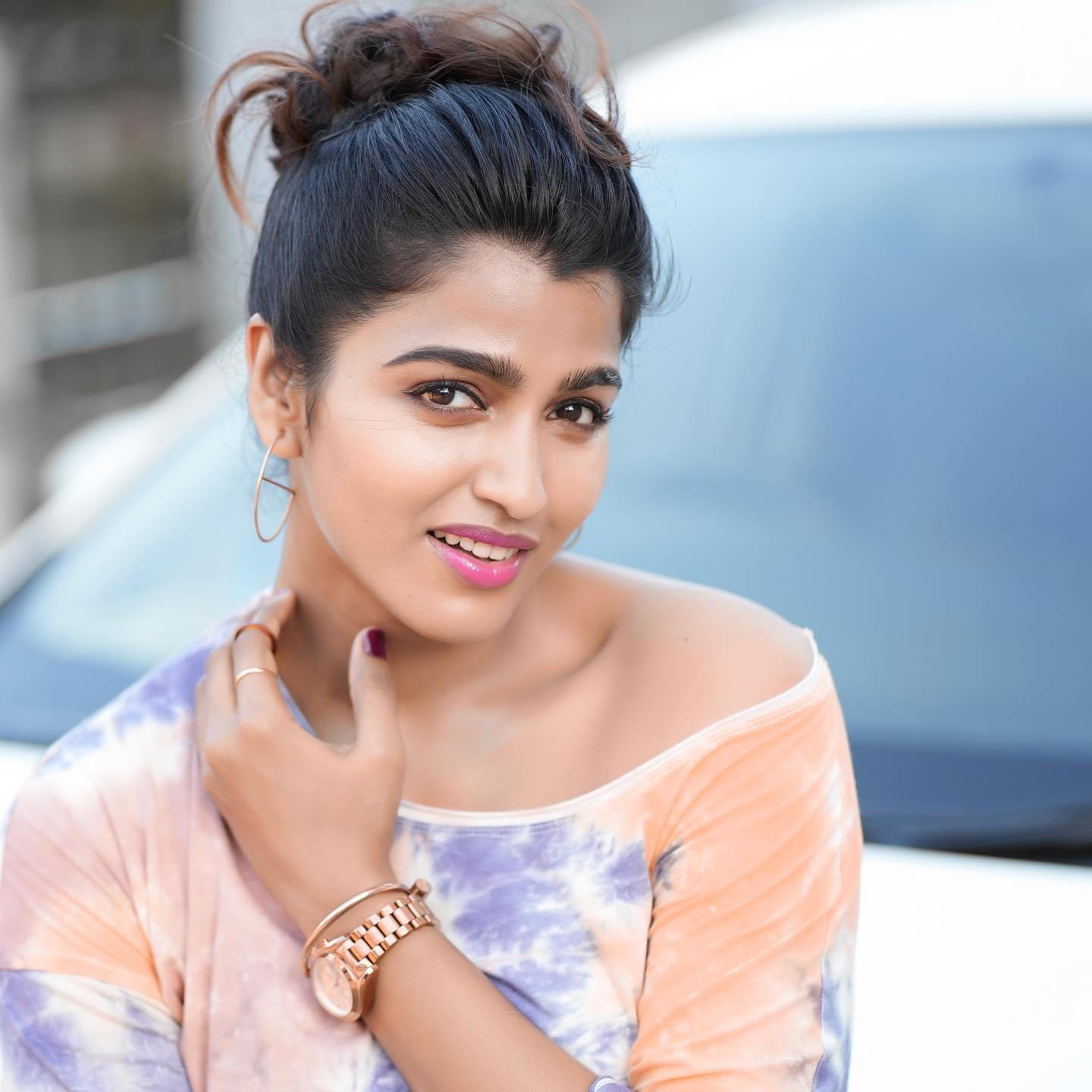 Sai dhanshika hot photos and video in single sleeveless modern tshirt