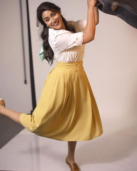 Shriya saran hot photos and video getting viral from music school shooting spot