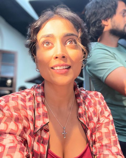 Shriya saran hot photos and video getting viral from music school shooting spot