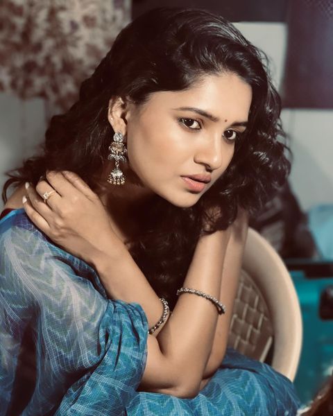 Vani bhojan hot photos in traditional look getting viral trending