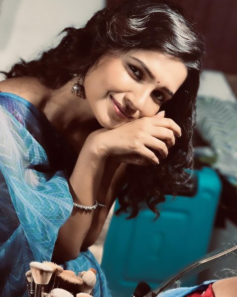 Vani bhojan hot photos in traditional look getting viral trending