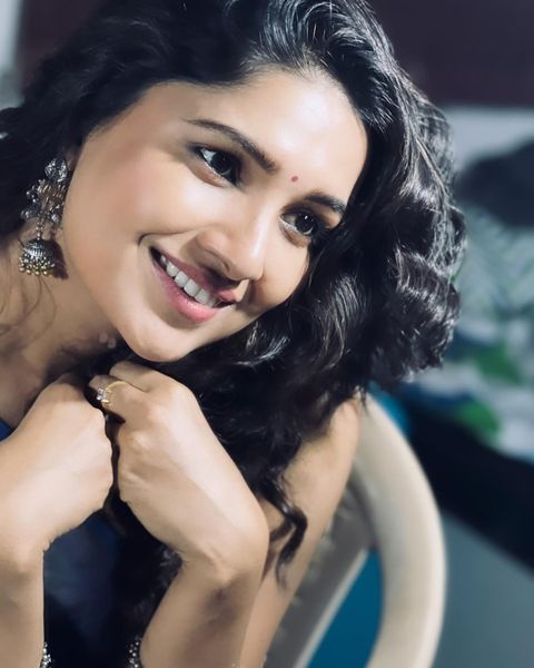 Vani bhojan hot photos in traditional look getting viral trending