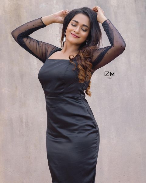 Kavya arivumani hot photos in black short dress low angle photoshoot pics