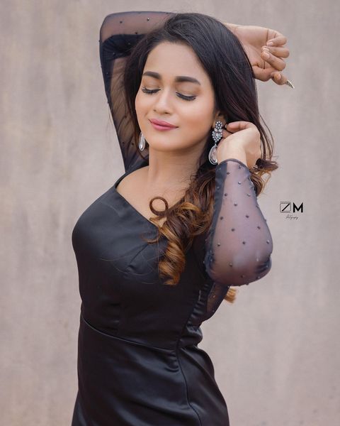 Kavya arivumani hot photos in black short dress low angle photoshoot pics