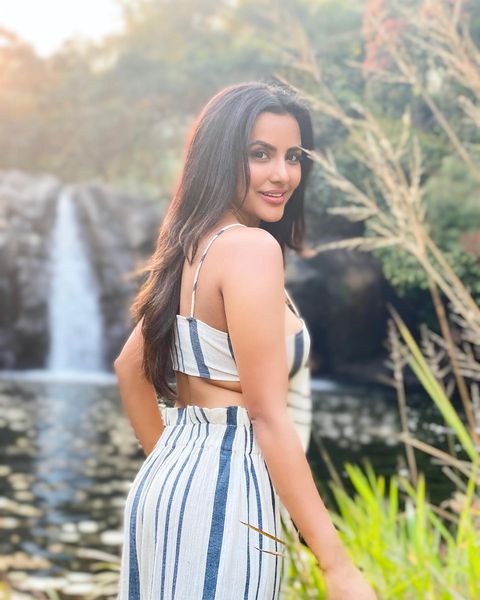 Priya anandh hot photos in low neck dress getting viral