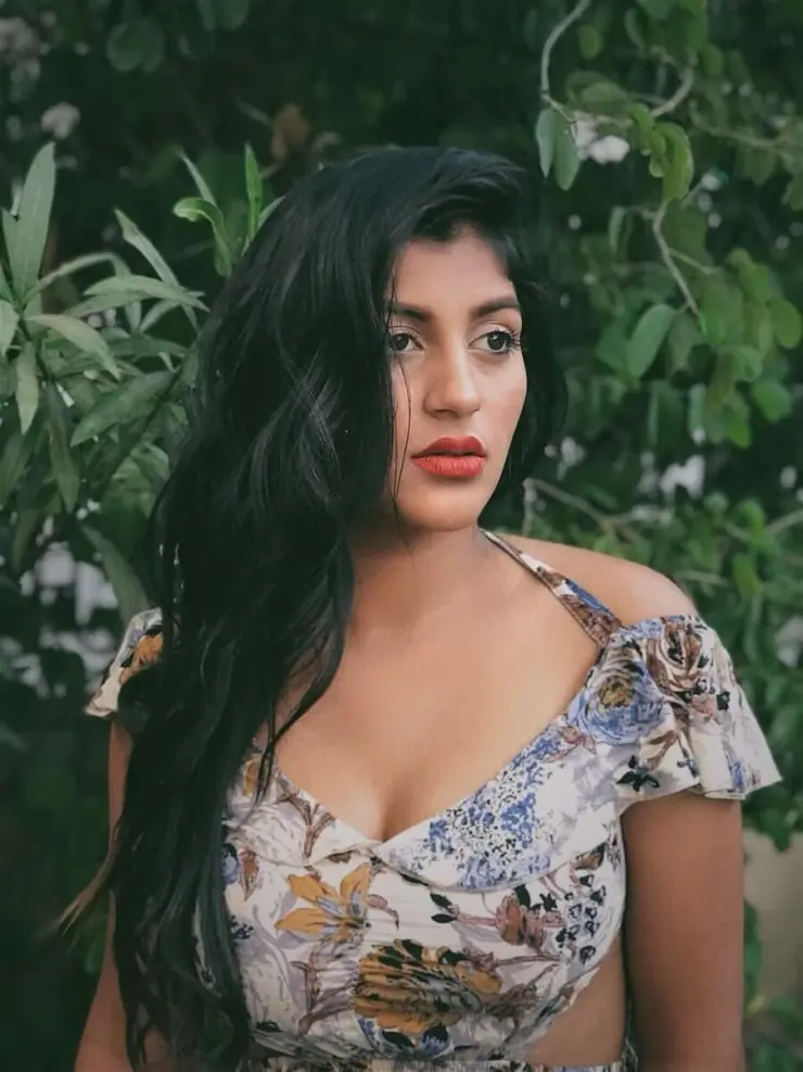 Yashika anandh hot reels video dress change over impress fans