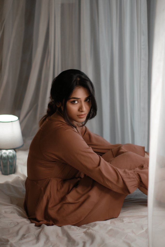 Indhuja ravichandran hot bedroom clicks expressions impress followers