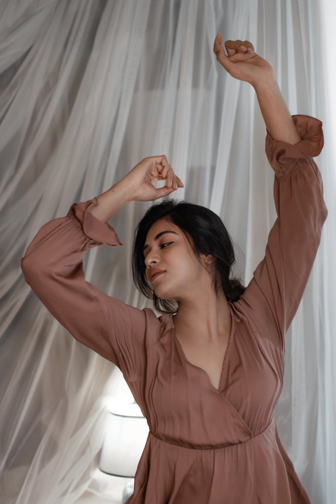 Indhuja ravichandran hot bedroom clicks expressions impress followers