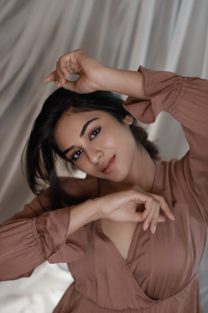 Indhuja ravichandran hot bedroom clicks expressions impress followers