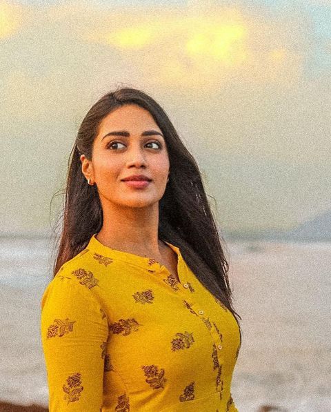 Nivetha pethuraj hot clicks in full closed blue dress getting viral