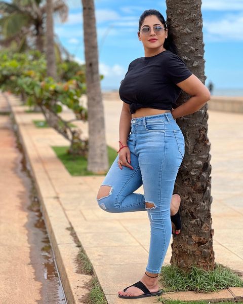 Reshma pasupuleti hot modern dress photoshoot navel show