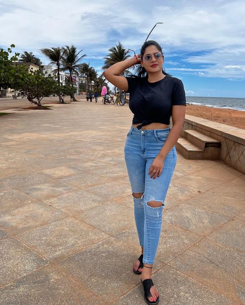 Reshma pasupuleti hot modern dress photoshoot navel show