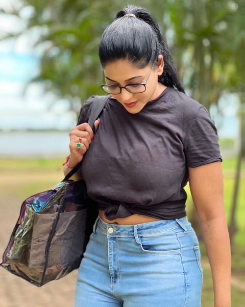 Reshma pasupuleti hot modern dress photoshoot navel show