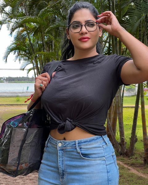 Reshma pasupuleti hot modern dress photoshoot navel show