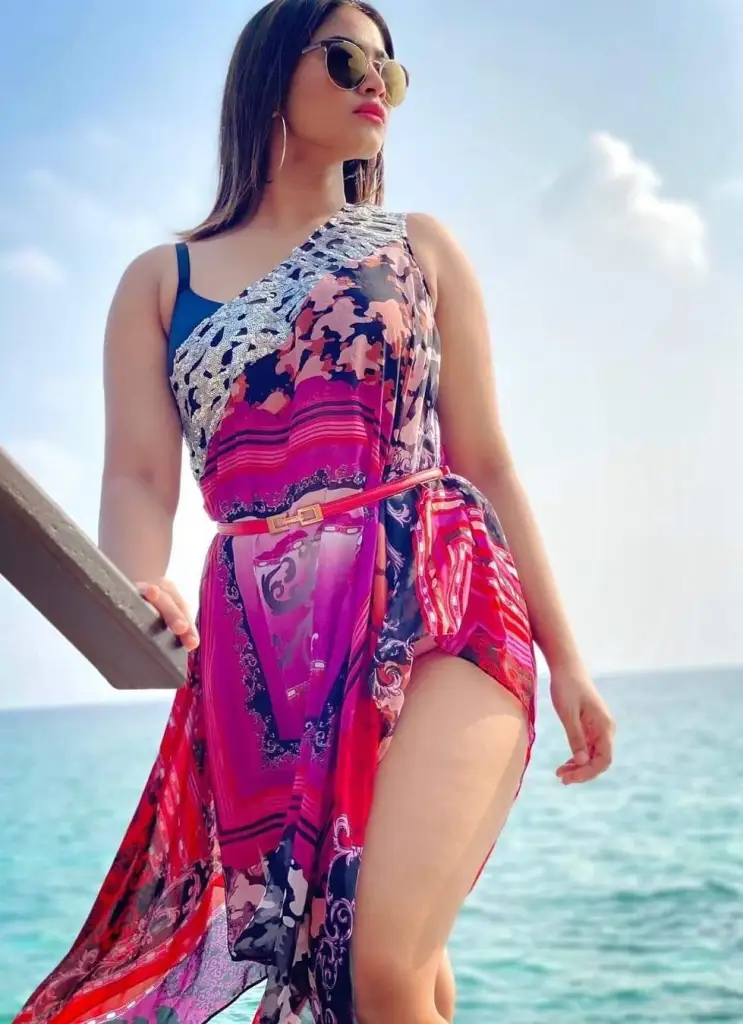 Shivani narayanan hot short video showing glamour in top angle