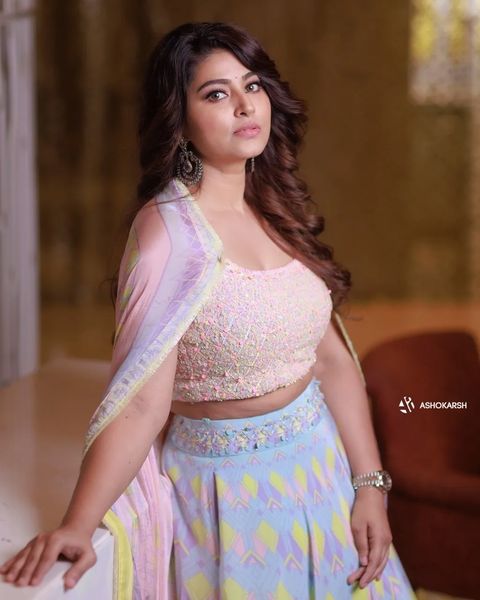 sneha posts selfie photo to stop rumours spreading about divorce