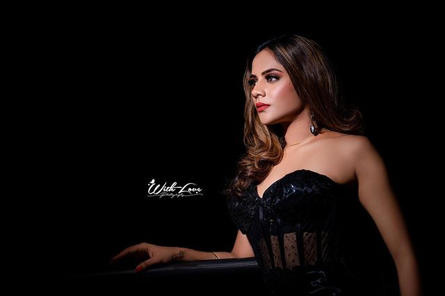Aiswarya dutta hot back open photoshoot clicks viral
