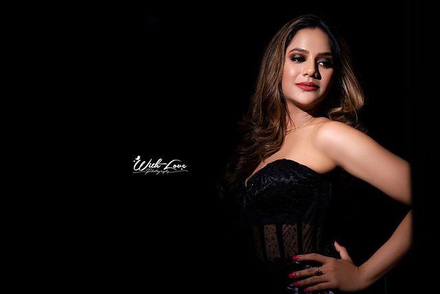 Aiswarya dutta hot back open photoshoot clicks viral