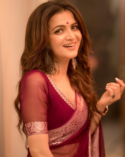 Dd a divyadharshini hot transparent saree stills beauty clicks getting viral