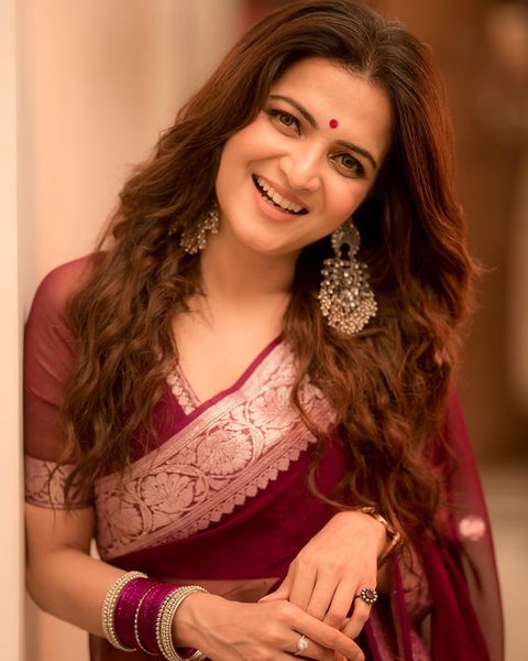 Dd a divyadharshini hot transparent saree stills beauty clicks getting viral