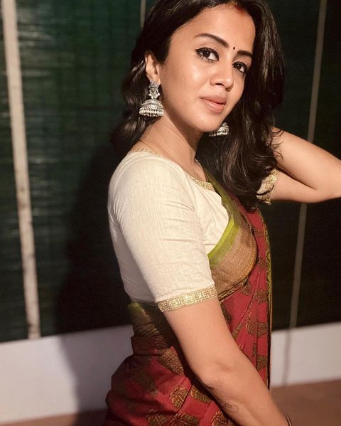 chiyaan vikram celebrated birthday for vj anjana on cobra audio launch