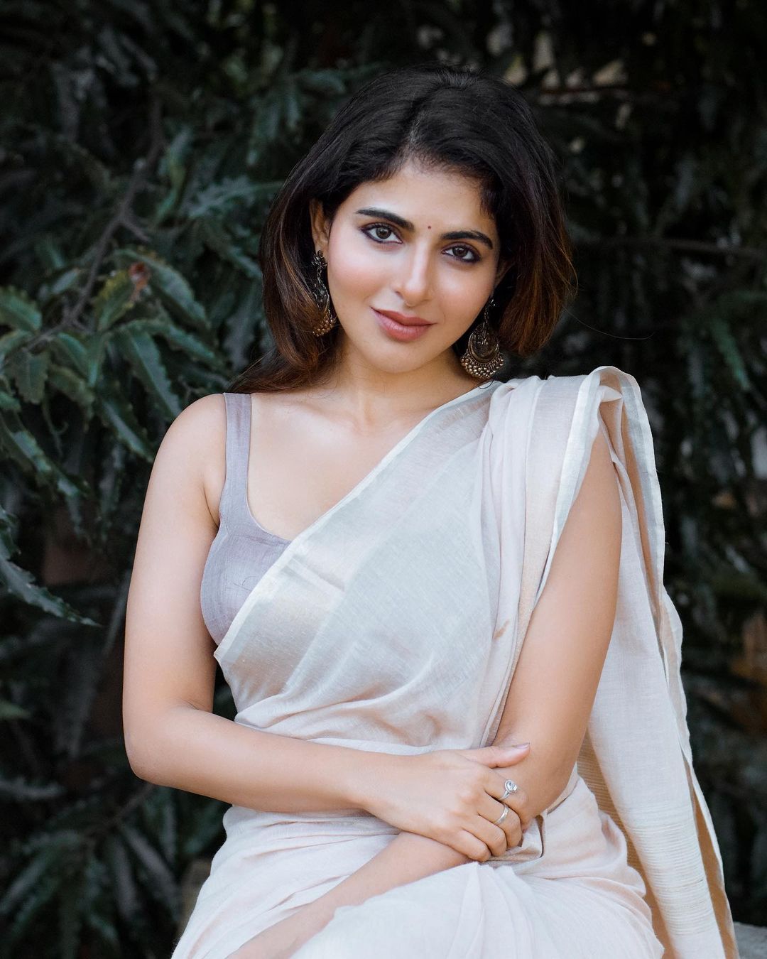 Iswarya menon hot photos in white transparent saree showing hip