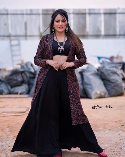 Nandita swetha hot hip showing photos in over coat and dress