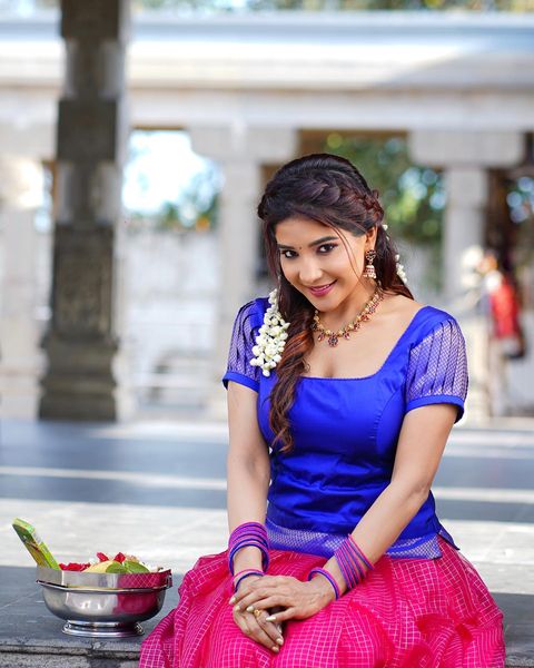 Sakshi agarwal hot posing in traditional outfit in temple