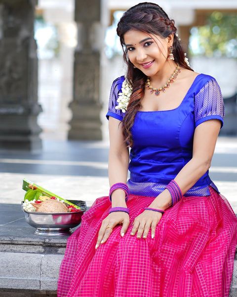 Sakshi agarwal hot posing in traditional outfit in temple