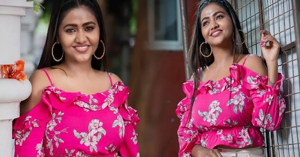 Shalu shammu hot look in half saree seeking attention