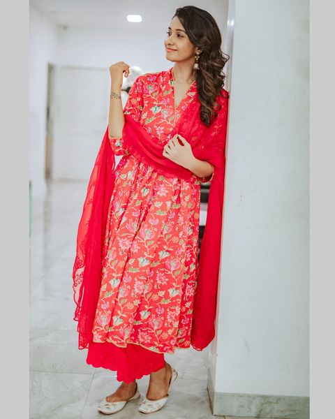 Priya bhavani shankar hot red chudithar photos getting viral on internet