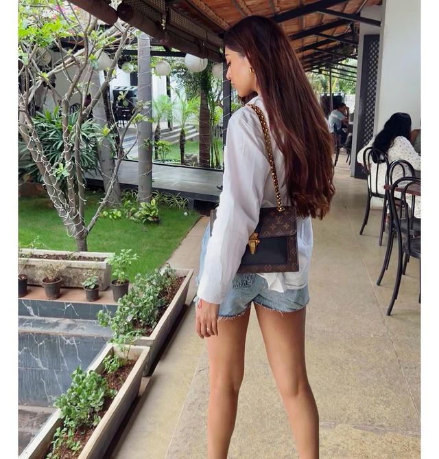 Anu emmanuel hot photos in mini trouser and short shirt photos viral