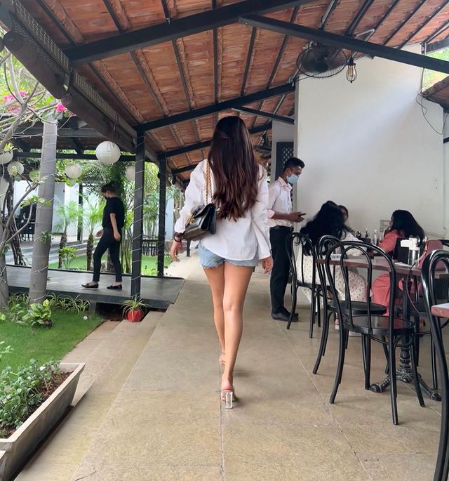 Anu emmanuel hot photos in mini trouser and short shirt photos viral