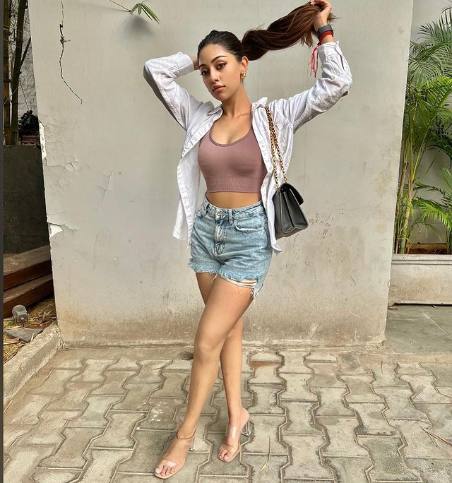 Anu emmanuel hot photos in mini trouser and short shirt photos viral